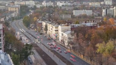Yol trafiği olan hava manzarası, günden geceye geçiş zamanı. Günbatımından sonra yeni inşa edilen Moskova Bulvarı ve yerleşim bölgeleriyle yukarıdan Kharkiv şehri