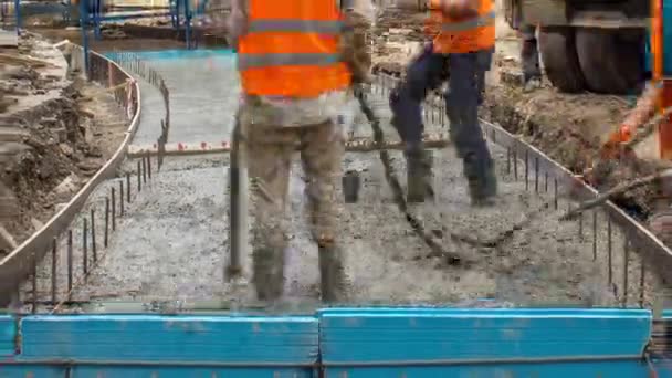 건설을 철근을 노동자들 제복을 굴착기와 혼합기를 사용하고 선로의 — 비디오