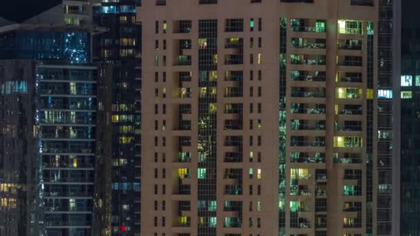 Vista Noturna Apartamento Exterior Edifícios Coloridos Timelapse Arranha Céus Alta — Vídeo de Stock