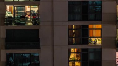 Gece saatlerinde apartmanın pencereleri, aydınlatılmış evlerin ışıkları. Evet. Parlayan gökdelenlerin kentsel manzarası