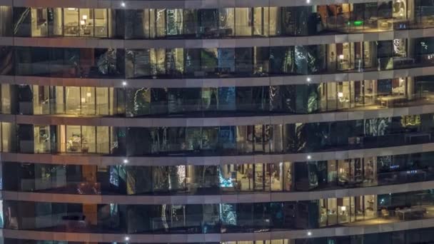 Utanför Utsikt Över Fönster Lägenheter Högklassig Byggnad Natten Timelapse Glödlampor — Stockvideo