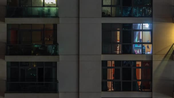 Fenster Von Mehrfamilienhäusern Zeitraffer Der Nacht Das Licht Von Beleuchteten — Stockvideo