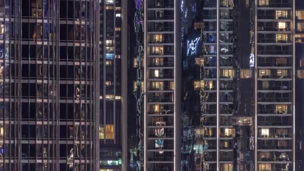 Nachtzicht Van Vele Gloeiende Ramen Appartementengebouw Timelapse Hoge Wolkenkrabber Met — Stockvideo