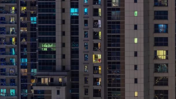 Janelas Apartamento Arranha Céu Envidraçado Brilham Noite Com Luzes Cidade — Vídeo de Stock