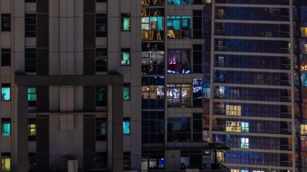 유약이 뿌려진 아파트 창문은 밤에는 도시의 공중의 장치를 반사하면서 빛난다 — 비디오