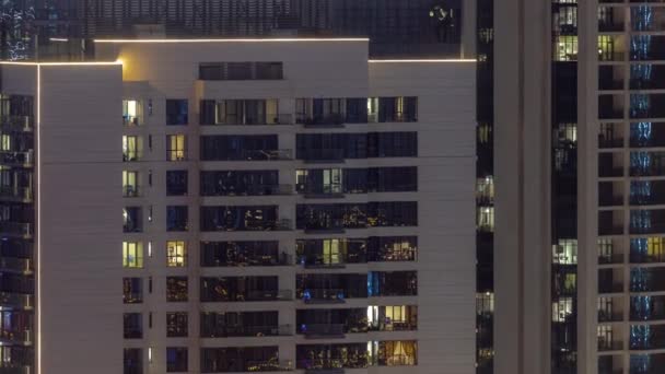 Janelas Iluminadas Noite Edifícios Residenciais Modernos Timelapse Arranha Céus Multi — Vídeo de Stock