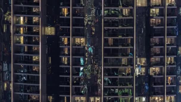 Yüksek Sınıf Bir Binanın Dairelerinde Gece Vakti Aydınlatılmış Panoramik Pencereler — Stok video