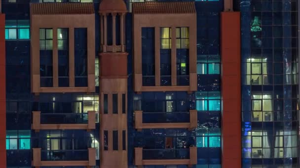 Nocny Widok Lotu Ptaka Budynek Mieszkalny Szklana Fasada Okna Oświetlonymi — Wideo stockowe