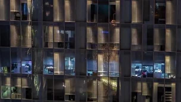 Noční Letecký Pohled Panoramatickou Fasádu Okna Kancelářské Budovy Osvětlenými Pracovními — Stock video