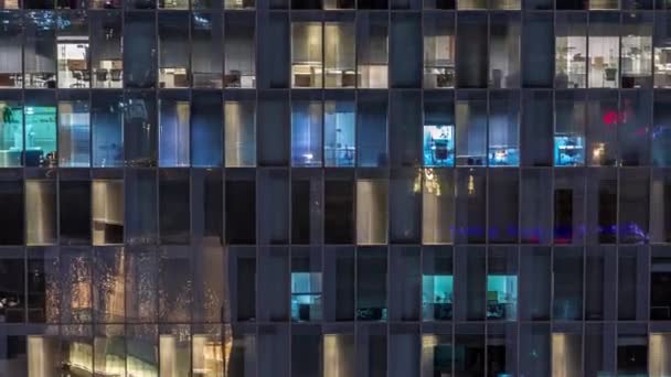 Нічний Вид Офісну Будівлю Скляний Віконний Фасад Освітленими Робочими Кімнатами — стокове відео