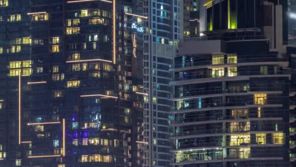 Νυχτερινή Άποψη Των Φώτων Πανοραμική Παράθυρα Πολυώροφων Κτιρίων Εναέρια Timelapse — Αρχείο Βίντεο