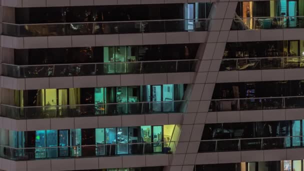 Nachtansicht Vieler Glühender Fenster Wohnturmwohnungen Zeitraffer Hochhaus Wolkenkratzer Mit Licht — Stockvideo