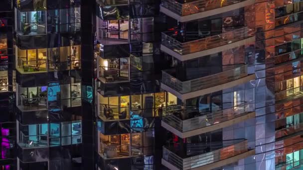 Apartman Binasının Parlayan Pencerelerinin Gece Görüşü Yüksek Katlı Aydınlık Gökdelen — Stok video