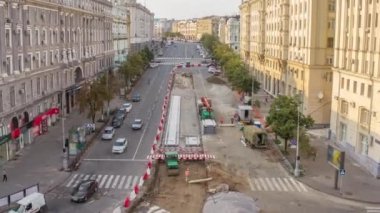 Buldozer hareket eder ve toprak ve molozları zaman geçidine yayar. Tramvay raylarının yeniden inşası üzerinde çalış. Yol yapım aşamasında. Havadan üst görünüm