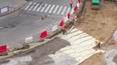 Buldozer hareket eder ve toprak ve molozları zaman geçidine yayar. Havadan görünüşlü. Tramvay raylarının yeniden inşası için buldozer çalıştırın. Yol yapım aşamasında.