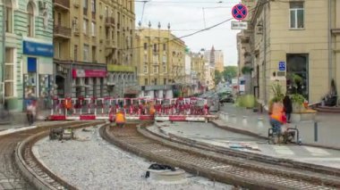Şehir yolu inşaatı saatinde tramvay rayları için koruyucu maske takviyesi yapan işçiler. Kavşaktaki tramvay raylarının yeniden inşası