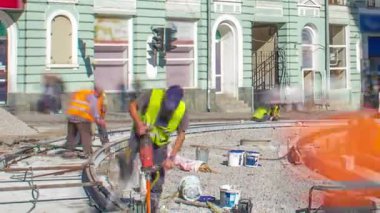 Sokak saatlerinde tamirat işe yarar. Şehir caddesinde yeni tramvay rayları döşemek. Tramvaylar için yeni modern demiryolları döşemek için beton sondaj delikleri açıyorlar. Tramvay raylarının yeniden inşası