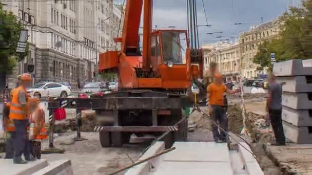 Betonplatten Kran Zeitraffer Auf Der Baustelle Montieren Industriearbeiter Mit Bollenhut — Stockvideo