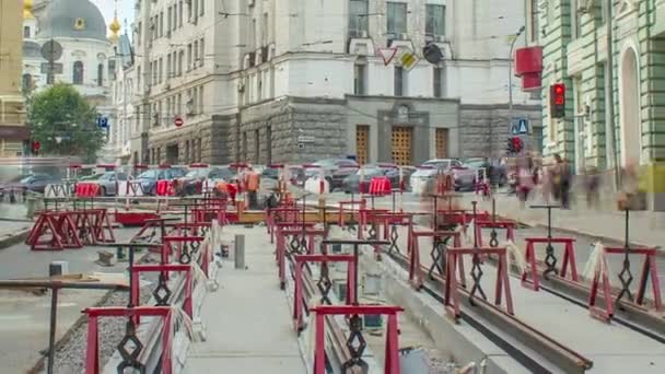 电车轨道在安装阶段 并与路面上的混凝土板融合在一起 市中心有轨电车轨道的改造过程 — 图库视频影像
