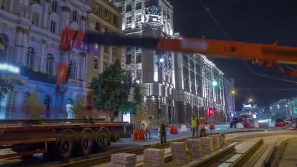 Oranžová Konstrukce Teleskopický Pojízdný Jeřáb Vykládka Tramvajových Kolejnic Kamionu Noční — Stock video