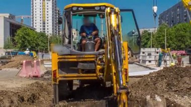Endüstriyel kazı alanı kazma ve inşaat alanındaki eski yol zaman ayarlarının bir kısmını kaldırma. Büyük bir şehirde tramvay raylarının yeniden inşasına hazırlık