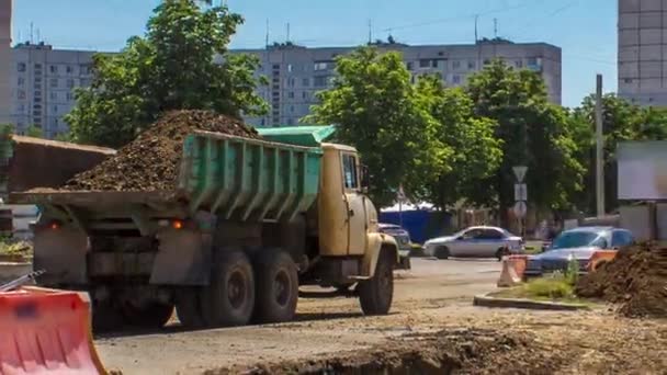 工业挖掘机在道路建筑工地挖掘地面 并将其装入卡车时刻表 大城市有轨电车轨道重建的准备工作 — 图库视频影像