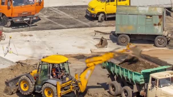 具有数台工业机器的大型道路建筑工地的空中景观 运土设备 挖掘机将泥土装入卡车 — 图库视频影像