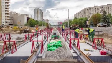 Kurulum aşamasındaki tramvay rayları ve zaman dilimindeki beton plakalara entegrasyon. Tramvay raylarının yeniden inşası. Bulutlu gökyüzü