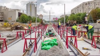 Kurulum aşamasındaki tramvay rayları ve zaman dilimindeki beton plakalara entegrasyon. Tramvay raylarının yeniden inşası. Bulutlu gökyüzü