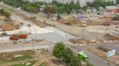 Birkaç endüstriyel makineli zaman ayarlı geniş yol şantiyesinin havadan görüntüsü. Toprak taşıma ekipmanları. Asfaltlamaya hazırlama