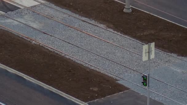 空中景观与一条新的柏油路正在建设中 城市街道上新建有轨电车轨道的交叉口 — 图库视频影像