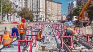Kurulumlarının son aşamasında tramvay rayları ve vinçle birlikte yol üzerindeki beton plakalara entegrasyon. Titreşimi ve sesi azaltmak için sıvı reçineyle doldurulmuş. İşlem...