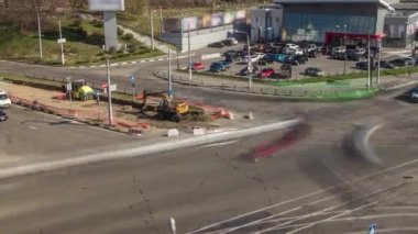 Ukrayna 'nın Kharkov kentindeki hava trafiği kavşağında trafik vardı. Klochkovskaya Caddesi ve şehir merkezinde tramvay demiryollarıyla yokuş aşağı
