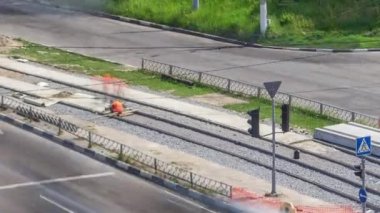 Sokağın havalanma saatinde tamirat yapılıyor. Şehir caddesinde yeni tramvay rayları döşemek. Yeniden inşa sırasında tramvaylar için modern sessiz tren raylarının montajı