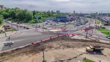 Büyük bir şehir kavşağının havadan görünüşü ile yol inşaatı alanındaki kentsel işler zaman ayarlı. Birçok endüstriyel ekipman kazıcı ve tramvay raylarının yeniden inşasında kullanılıyor. Kavşakta trafik vardı.