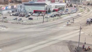 Ukrayna 'nın Kharkov kentindeki hava trafiği kavşağında trafik vardı. Klochkovskaya Caddesi ve şehir merkezindeki tramvay demiryollarıyla yeniden inşa edildikten sonra yokuş aşağı