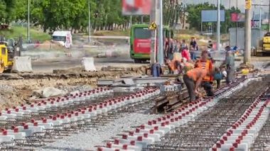 Sokak saatlerinde tamirat işe yarar. Şehir caddesinde yeni tramvay rayları döşemek. Kazıcılarla yeniden inşa sırasında tramvaylar için yeni modern sessiz tren rayları kurulumu