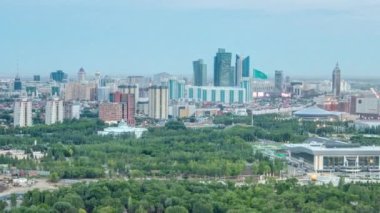 Nehir, köprü, park ve merkez iş bölgesiyle şehir merkezi üzerindeki hava manzarası günden geceye geçiş zamanı çatısı, Orta Asya, Nur-Sultan şehri, Kazakistan