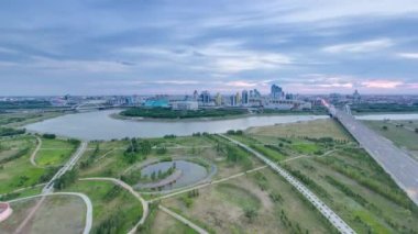 Başkanlık Parkı Prezidenttik Sayabak ve Saray Akorda hava geçiş zamanı. Çatıdan en üst panoramik manzara. Akşam aydınlatması. Yollarda trafik vardı. Nur-Sultan şehri