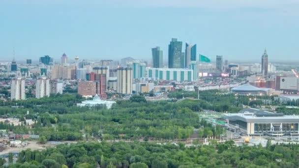 哈萨克斯坦努尔苏丹市 城市中心 有河流 公园和中央商业区 从白天到夜晚的过渡期间天台的高空鸟瞰 — 图库视频影像