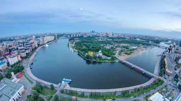 哈萨克斯坦努尔苏丹市中亚城市中心的高空全景空中景观 包括河流 公园和中央商务区 从白天到夜晚的过渡 — 图库视频影像