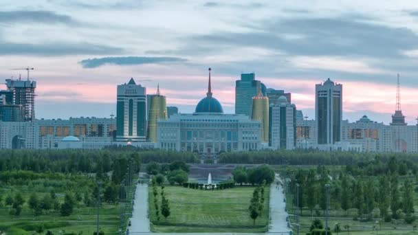 阿斯塔纳市的全景日夜不停地变化着 总统官邸和公园都在Akorda 从和平与和解宫的观点 哈萨克斯坦努尔苏丹市 — 图库视频影像