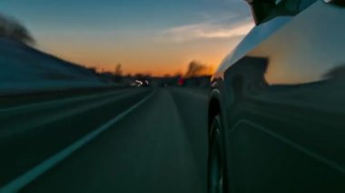 Timelapse sokakları timelapse drivelapse hyperlapse aracılığıyla yüksek hızda sürüş. Günbatımında şehir yolda araba kaydırma hareketi ile tarafındaki görüntülemek