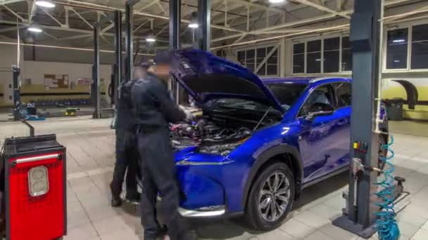 Professionele Auto Monteurs Controleren Onder Kap Auto Reparatie Service Timelapse — Stockvideo