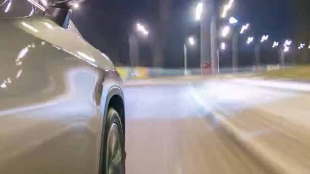 街中を高速でタイムラプス運転タイムラプス駆動過経過 夜道でスライダーの動きを持つ銀車の側面からの眺め — ストック動画