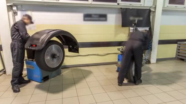 专业汽车修理工更换轮胎上轮汽车维修服务过程 下一个机修工平衡轮与机平衡器在服务 — 图库视频影像