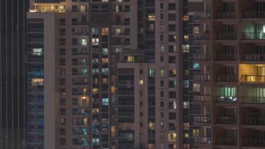 Gecenin ilerleyen saatlerinde gökdelenlerin dış tarafındaki pencereler zaman ayarında parıldıyor ve yanıp sönüyor. Havadan üst görünüm
