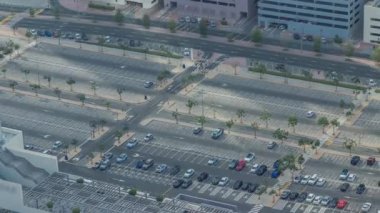 Alışveriş merkezinin yakınındaki büyük otopark birçok araba tarafından dolduruluyor. Araçlar akşam saatlerinde girip çıkıyorlar.