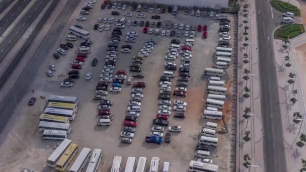 市中心的大停车场挤满了许多汽车和公共汽车 从空中俯瞰过去 车辆进出 — 图库视频影像