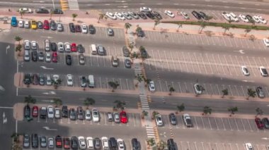 Bir otoparkın havadan görünüşü, sırada bir sürü araba var. Alışveriş merkezi ve finans bölgesi yakınında büyük bir alan